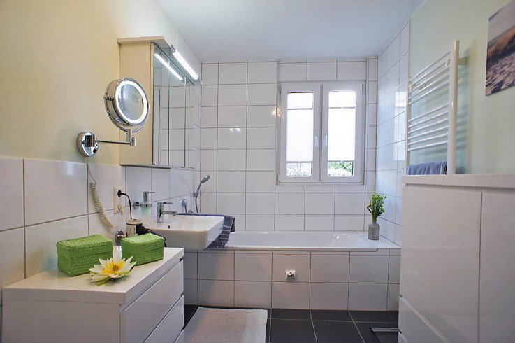 Aufger�umtes und beleuchtetes Bad