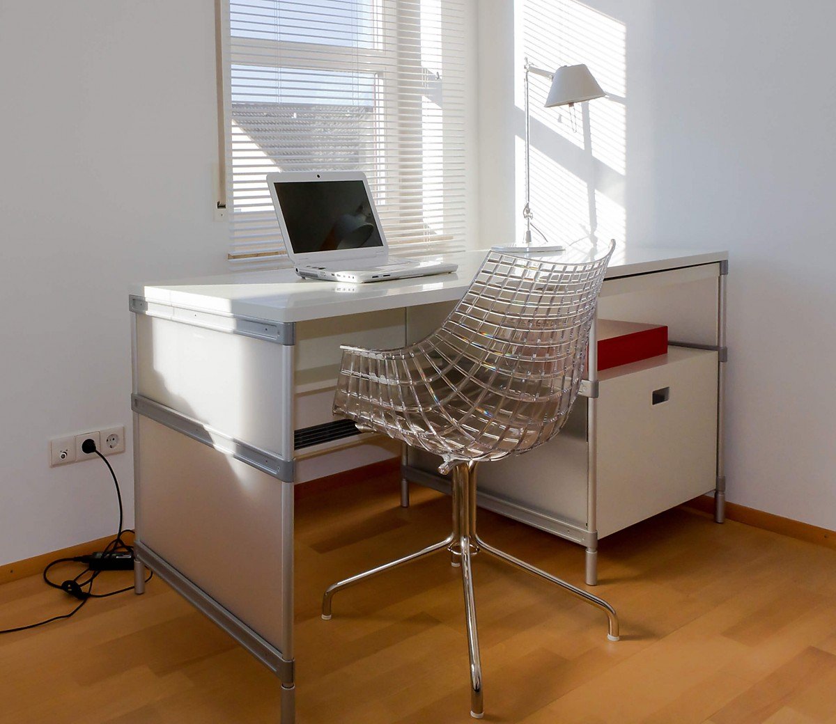 Home Staging Wiesbaden: aufgerumter Schreibtisch