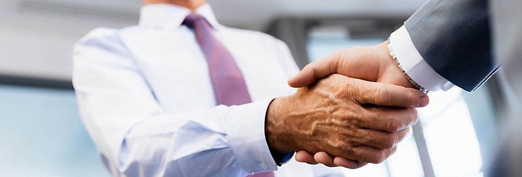 zwei Personen reichen sich die Hände zum Vertragsabschluss zwei Personen reichen sich die Hände zum Vertragsabschluss