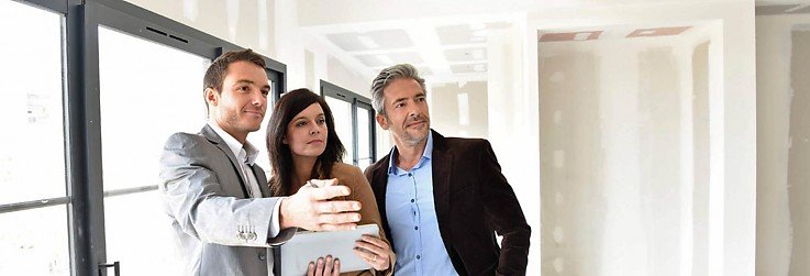 Makler besichtigt mit Kaufinteressenten Makler besichtigt mit Kaufinteressenten