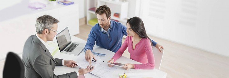 Notar erklärt Käufern den Kaufvertrag Notar erklärt Käufern den Kaufvertrag