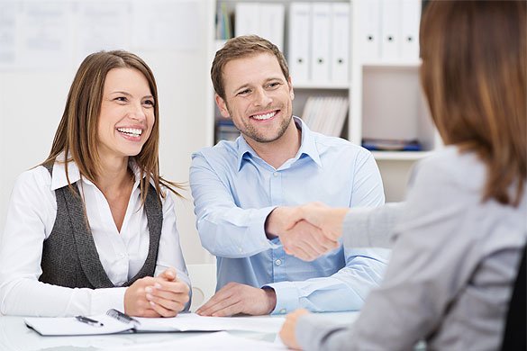 Vermieter begrüßen Maklerin Vermieter begrüßen Maklerin