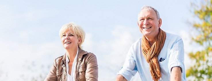 Älteres Ehepaar freut sich über den guten Verkaufspreis Älteres Ehepaar freut sich über den guten Verkaufspreis