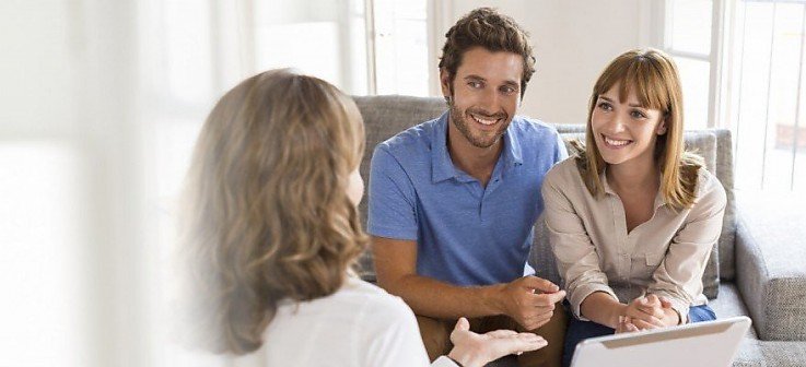 Maklerin führt Verhandlungsgespräch Maklerin führt Verhandlungsgespräch