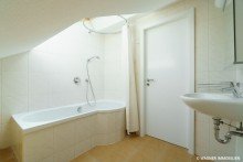 2nd bathroom Townhouse with garden and garage in quiet but central location  | WAGNER IMMOBILIEN