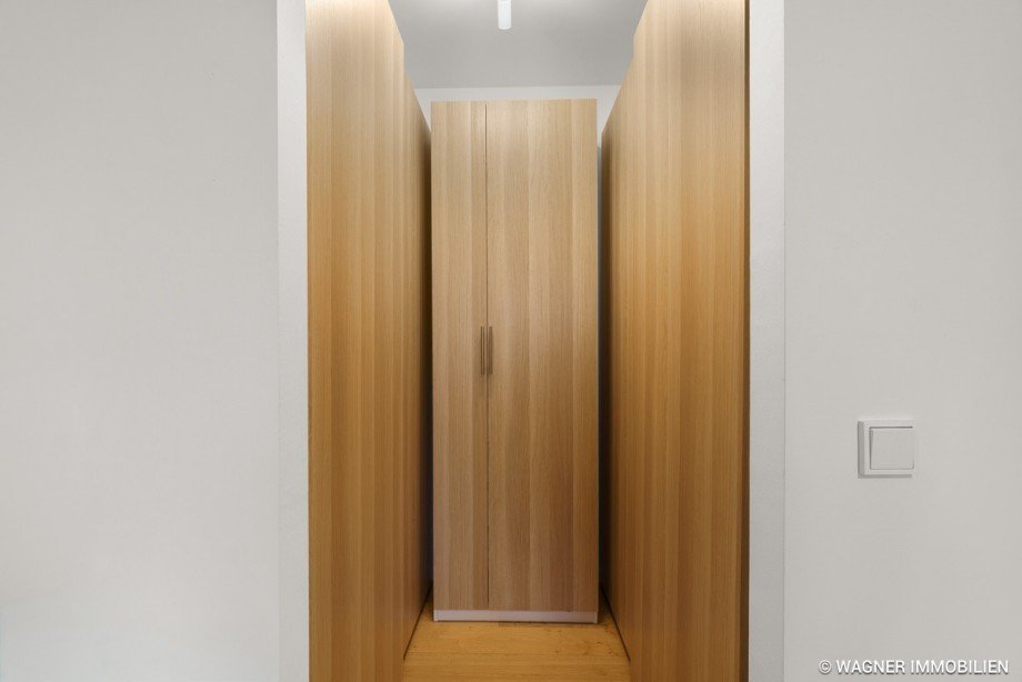 Kleiderschrank inklusive Etagenwohnung Frankfurt