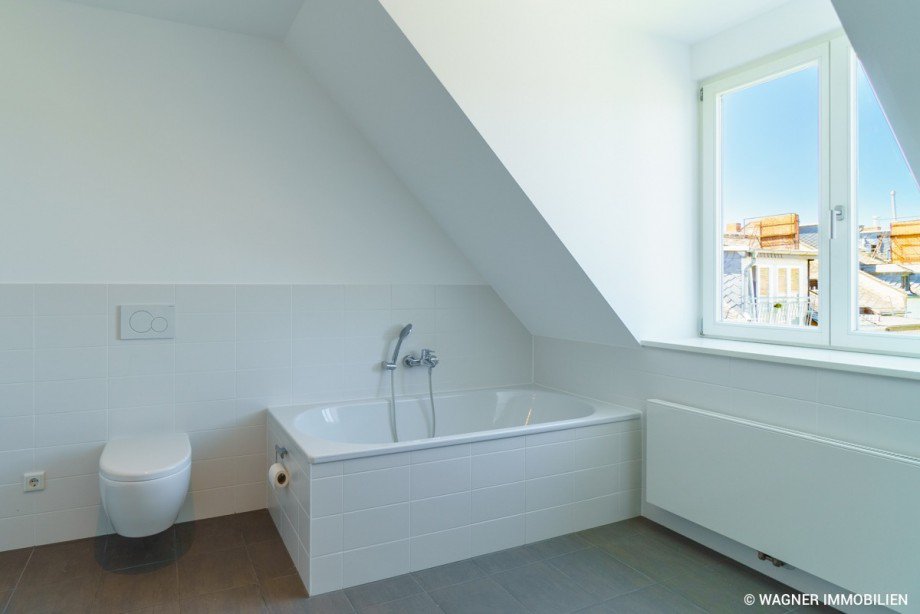 bathroom Dachgeschosswohnung Wiesbaden