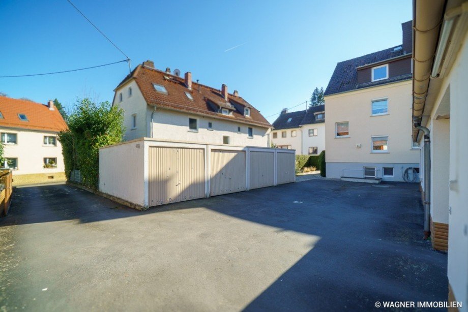 Hof mit 4 Garagen Mehrfamilienhaus Wiesbaden