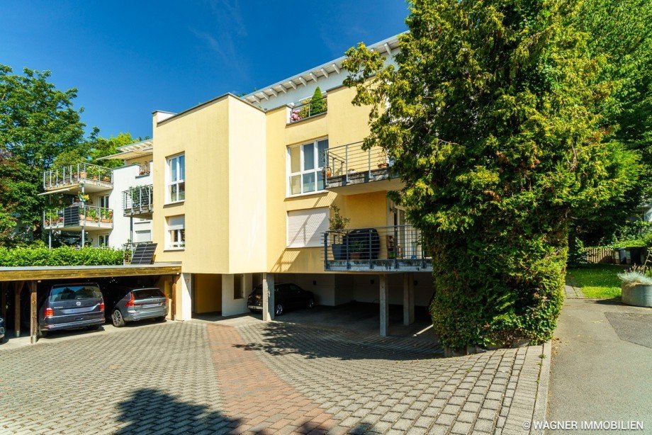 Hausansicht und Carport Etagenwohnung Wiesbaden