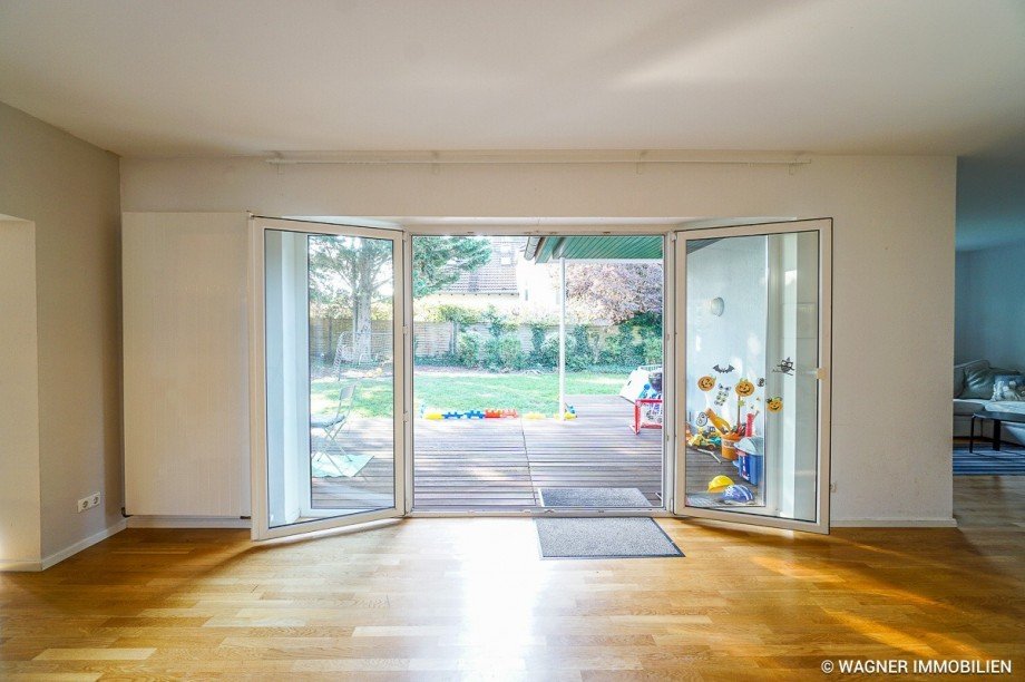 living area left side Einfamilienhaus Wiesbaden