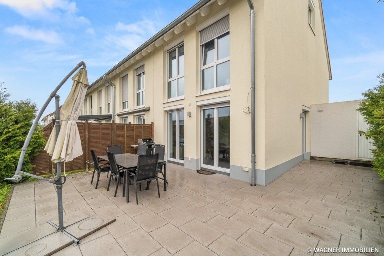 rear view of house and terrace Heidesheim Reihenendhaus Modern townhouse with heat pump system and ample parking in great location | WAGNER IMMOBILIEN
