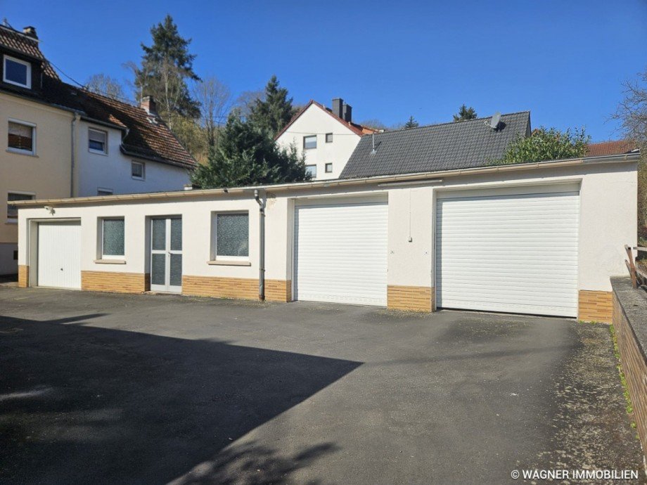 Nebengeb�ude mit 3 Garagen Mehrfamilienhaus Wiesbaden