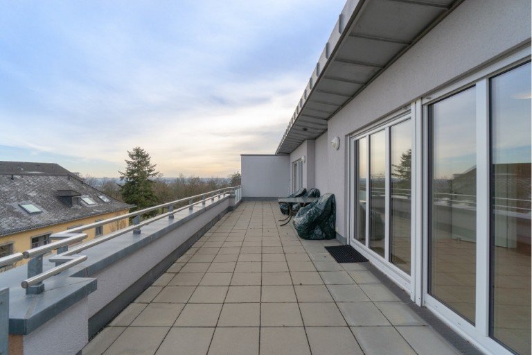 Dachterrasse Richtung Mainz Wiesbaden Penthousewohnung Modernes Penthouse mit gehobener Ausstattung am Schlo� Freudenberg | WAGNER IMMOBILIEN