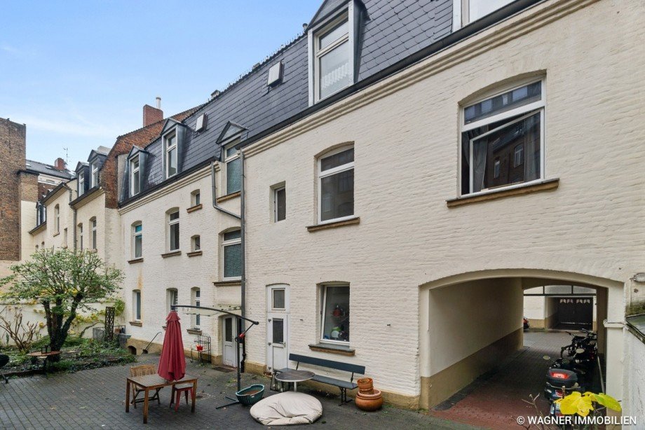 Hausansicht mit Hof Etagenwohnung Wiesbaden