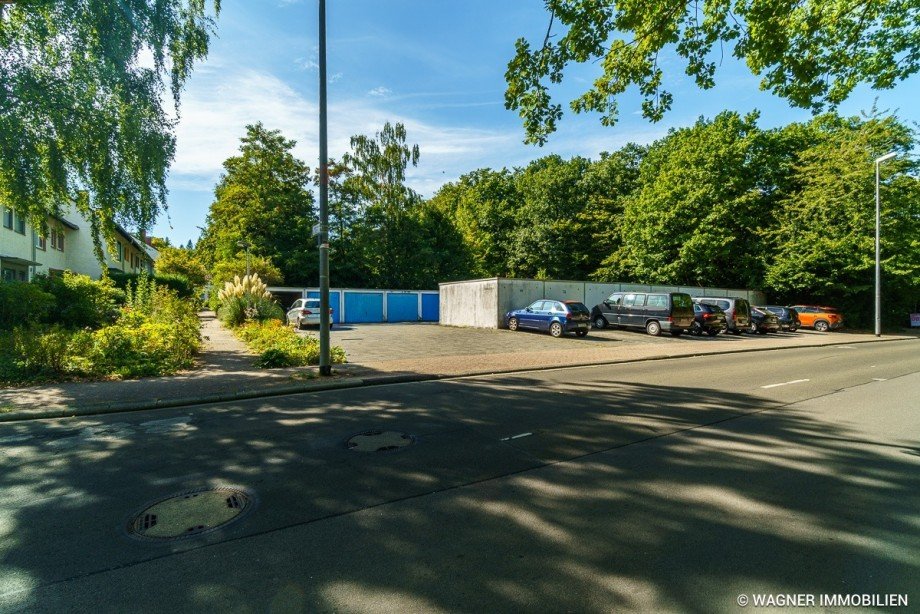 Garagenhof und Parkpl�tze Reihenmittelhaus Mainz