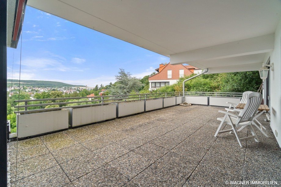 gro�e, �berdachte Terrasse Terrassenwohnung Idstein