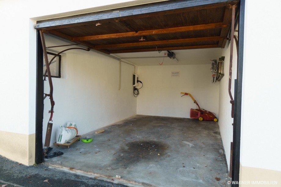 garage with wallbox Doppelhaushlfte Hofheim