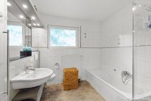 Badezimmer Moderne 3-Zimmer-Wohnung mit Balkon, Carport & EBK in gepflegtem Haus (Bj. 2004) | WAGNER IMMOBILIEN