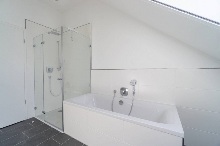 Hauptbad Dachgeschosswohnung Hochheim