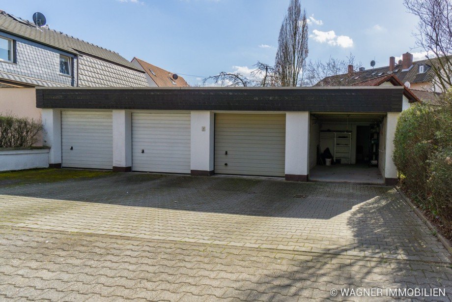 rechte Garage mit Stellplatz davor Reihenendhaus Wiesbaden