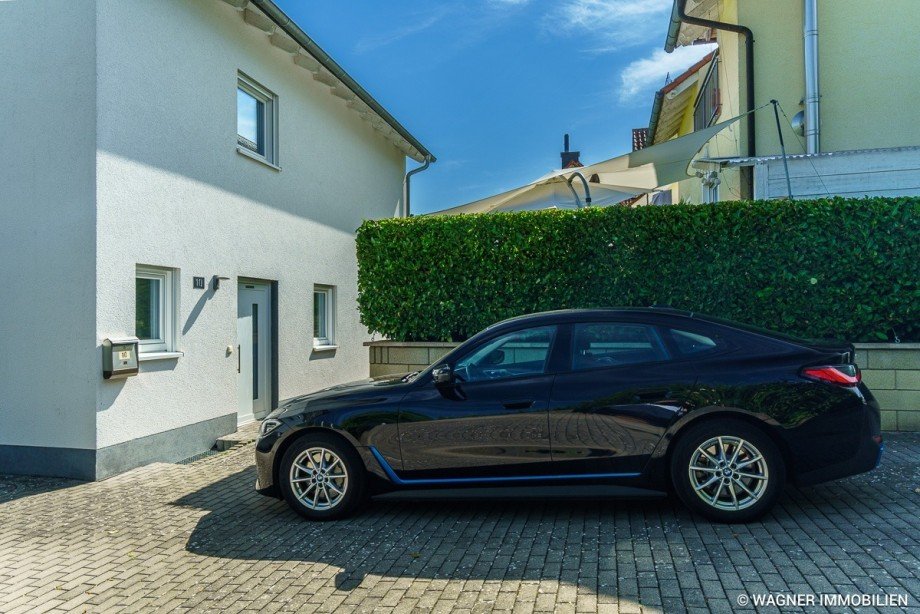 Hauseinagang und Stellplatz Doppelhaush�lfte Bad Homburg