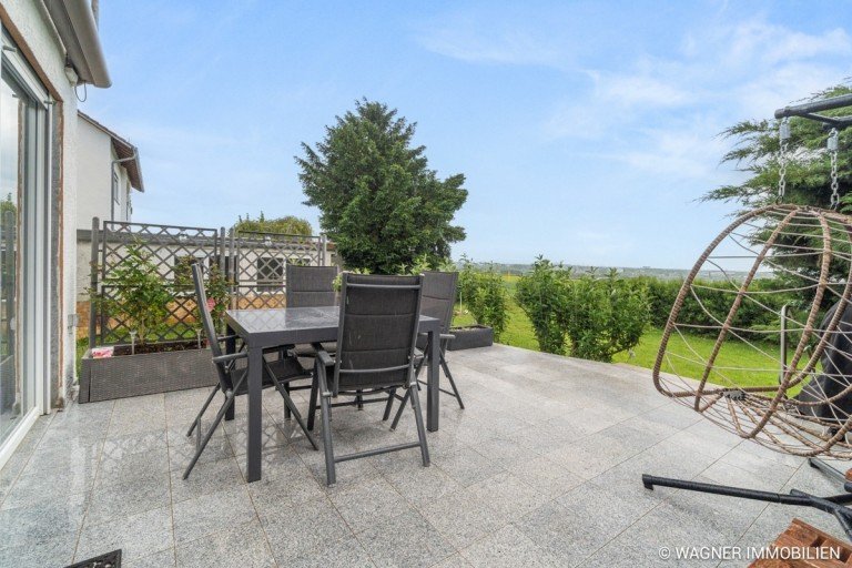 WHG EG - Terrasse Wiesbaden Mehrfamilienhaus Gute Kapitalanlage: Mehrfamilienhaus in WI-Nordenstadt zu verkaufen | WAGNER IMMOBILIEN