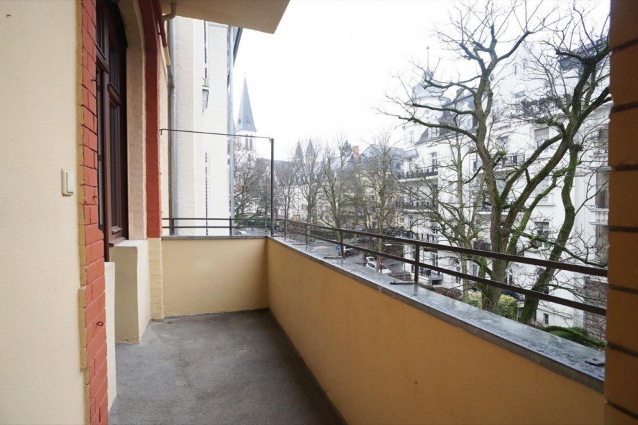 Balkon nach vorne (linke Seite) Etagenwohnung Wiesbaden