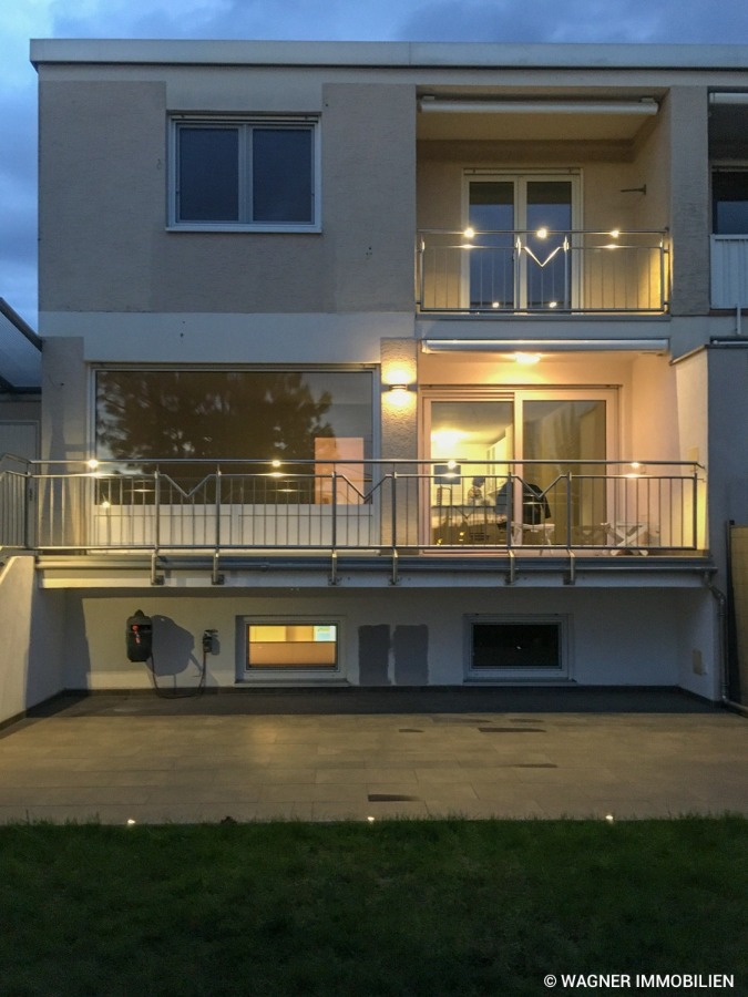 rear view at night Doppelhaush�lfte Wiesbaden