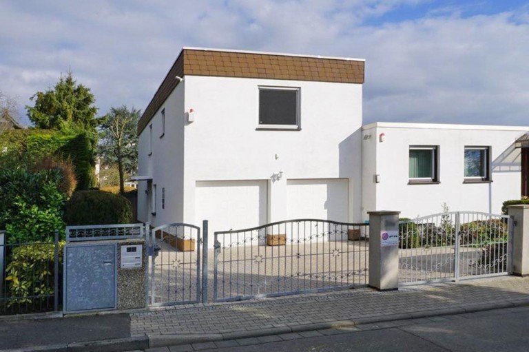 Vorderseite Wiesbaden Maisonettewohnung Modernes, kleines Haus mit EBK und Garage in begehrter Lage | WAGNER IMMOBILIEN