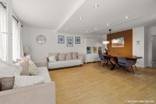 Wohn- und Essbereich Moderne 3-Zimmer-Wohnung mit Balkon, Carport & EBK in gepflegtem Haus (Bj. 2004) | WAGNER IMMOBILIEN