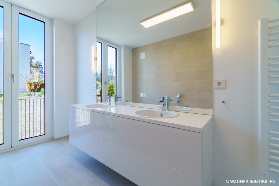 Bad mit Wanne und Dusche Erdgeschosswohnung Wiesbaden