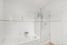 Badezimmer Moderne 3-Zimmer-Wohnung mit Balkon, Carport & EBK in gepflegtem Haus (Bj. 2004) | WAGNER IMMOBILIEN