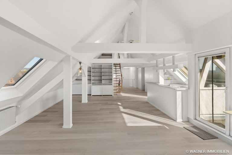 Wohnen und Essen Wiesbaden Dachgeschosswohnung Liebhaberobjekt: Traumhaft wohnen über den Dächern mit Stadtblick, Loggia, Lift | WAGNER IMMOBILIEN
