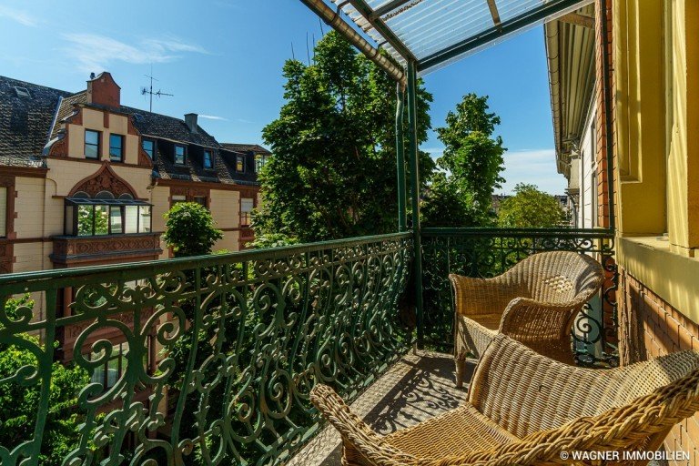 Balkon Wiesbaden Etagenwohnung City apartment with fitted kitchen and garage space with wallbox | WAGNER IMMOBILIEN