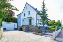 front view with entrance and parking Beautiful house with garden and garage in Sonnenberg | WAGNER IMMOBILIEN