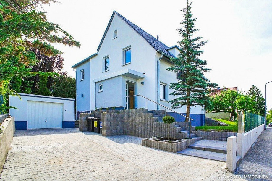 front view with entrance and parking Einfamilienhaus Wiesbaden