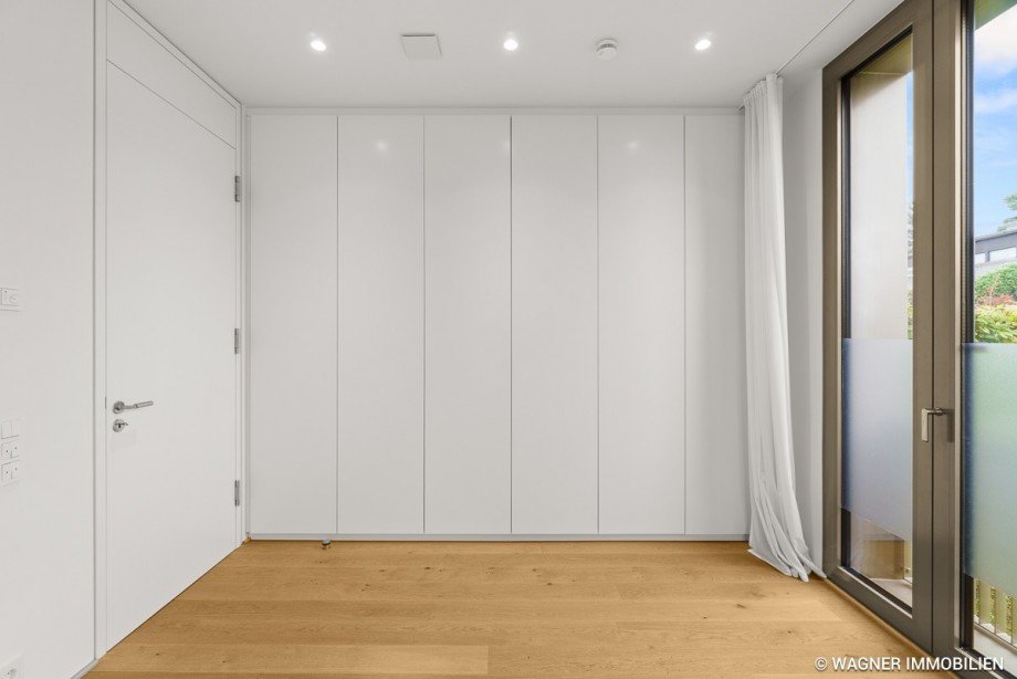 Hauptschlafzimmer mit Einbauschrank Erdgeschosswohnung Wiesbaden