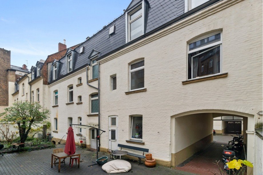 Hausansicht mit Hof Etagenwohnung Wiesbaden