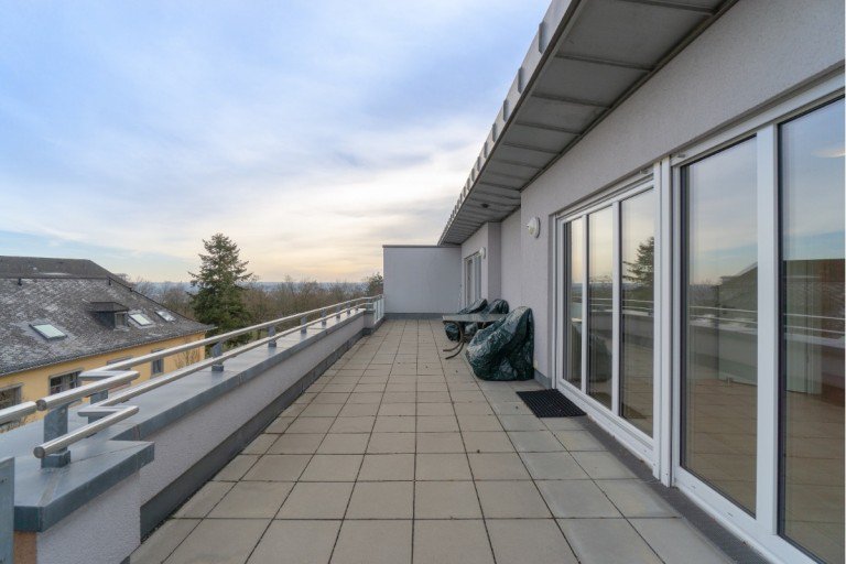 Dachterrasse Richtung Mainz Wiesbaden Penthousewohnung Modernes Penthouse mit gehobener Ausstattung am Schlo Freudenberg | WAGNER IMMOBILIEN
