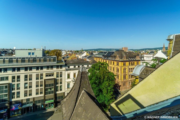 Ausblick Westen Wiesbaden Dachgeschosswohnung Liebhaberobjekt: Traumhaft wohnen �ber den D�chern mit Stadtblick, Loggia, Lift | WAGNER IMMOBILIEN