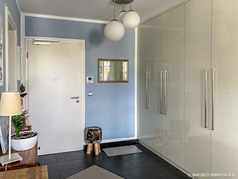 Flur mit Einbauschrank Maisonettewohnung Walluf