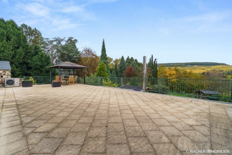 terraces view Walluf Etagenwohnung Generous apartment with expansive terrace and picturesque vineyard views | WAGNER IMMOBILIEN