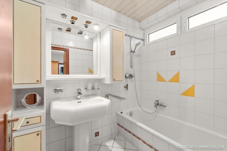 Bad mit Fenster Etagenwohnung Wiesbaden