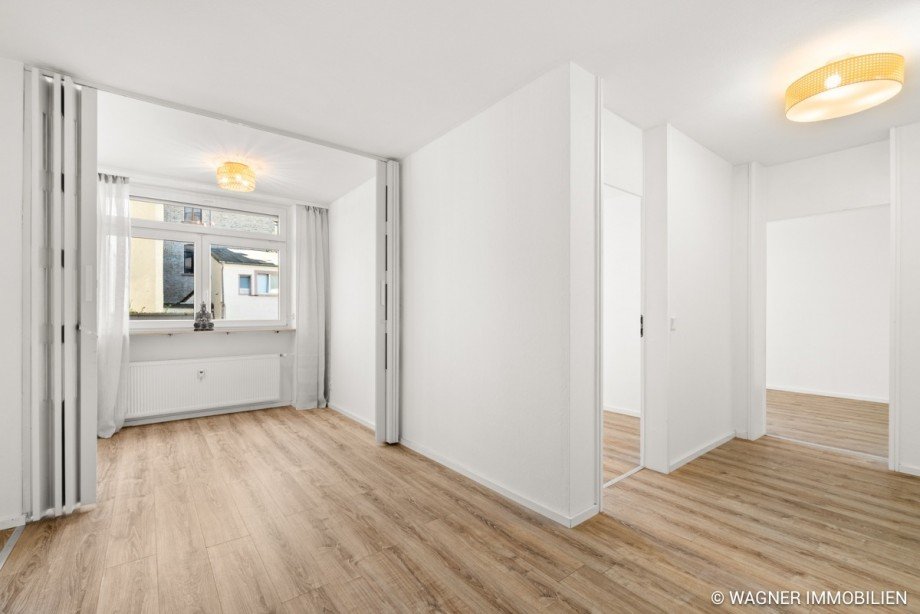 Essplatz und Flur nach rechts Etagenwohnung Wiesbaden