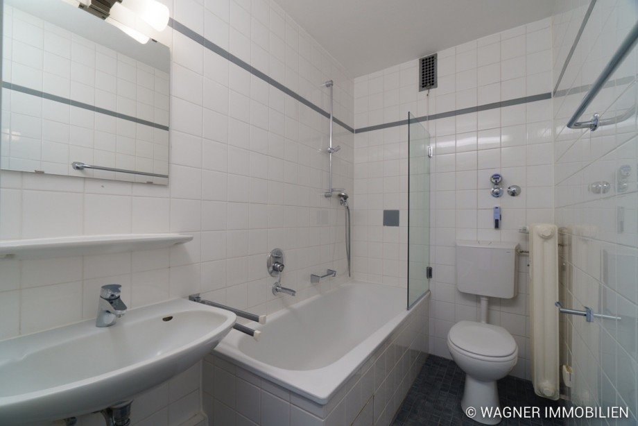 Bad mit Wanne und Duschwand Etagenwohnung Wiesbaden
