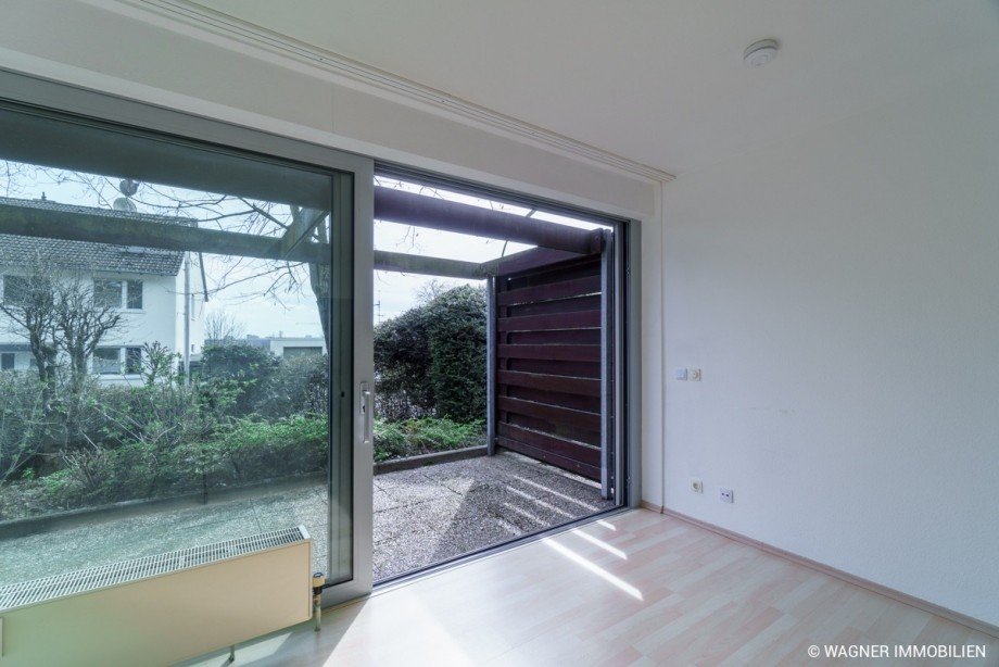 Zimmer mit Zugang zur Terrasse Erdgeschosswohnung Wiesbaden